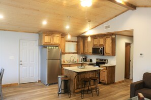 Mikroaaltouuni, kahvin-/teenkeitin, leivänpaahdin