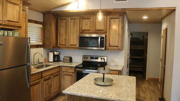 Microondas, cafetera o tetera, tostadora y utensilios de cocina