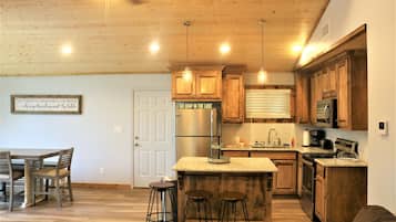 Microondas, cafetera o tetera, tostadora y utensilios de cocina