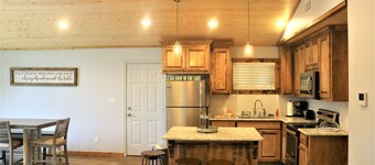 Cozy cabin in the Crestwood Subdivision at Lake O The Pines.