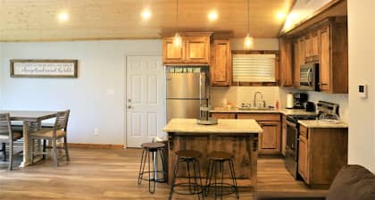 Cozy cabin in the Crestwood Subdivision at Lake O The Pines.