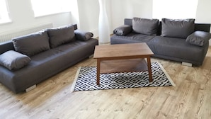 Familienapartment | Wohnbereich | 40-Zoll-LED-Fernseher mit Satellitenempfang, Fernseher