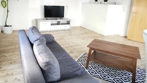 Familienapartment | Wohnbereich | 40-Zoll-LED-Fernseher mit Satellitenempfang, Fernseher