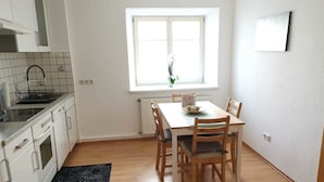 Familienapartment | Eigene Küche | Wasserkocher mit Kaffee-/Teezubehör, großer Kühlschrank, Mikrowelle