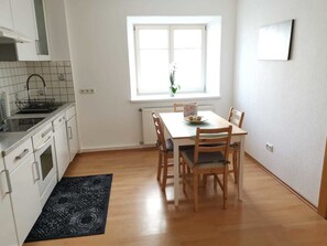 Family Apartment | Private kitchen | Full-size fridge, microwave, stovetop, dishwasher - Ferienwohnung CLB (Reutte)
