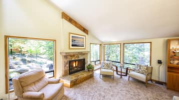 Smart-tv, eldstad, dvd-spelare och böcker