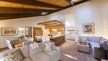 Een smart-tv, een open haard, een dvd-speler en boeken