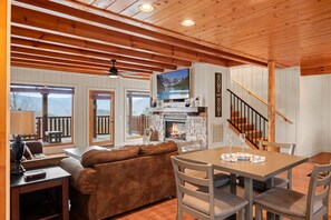 Fernseher, Kamin, DVD-Player, Tischfußball