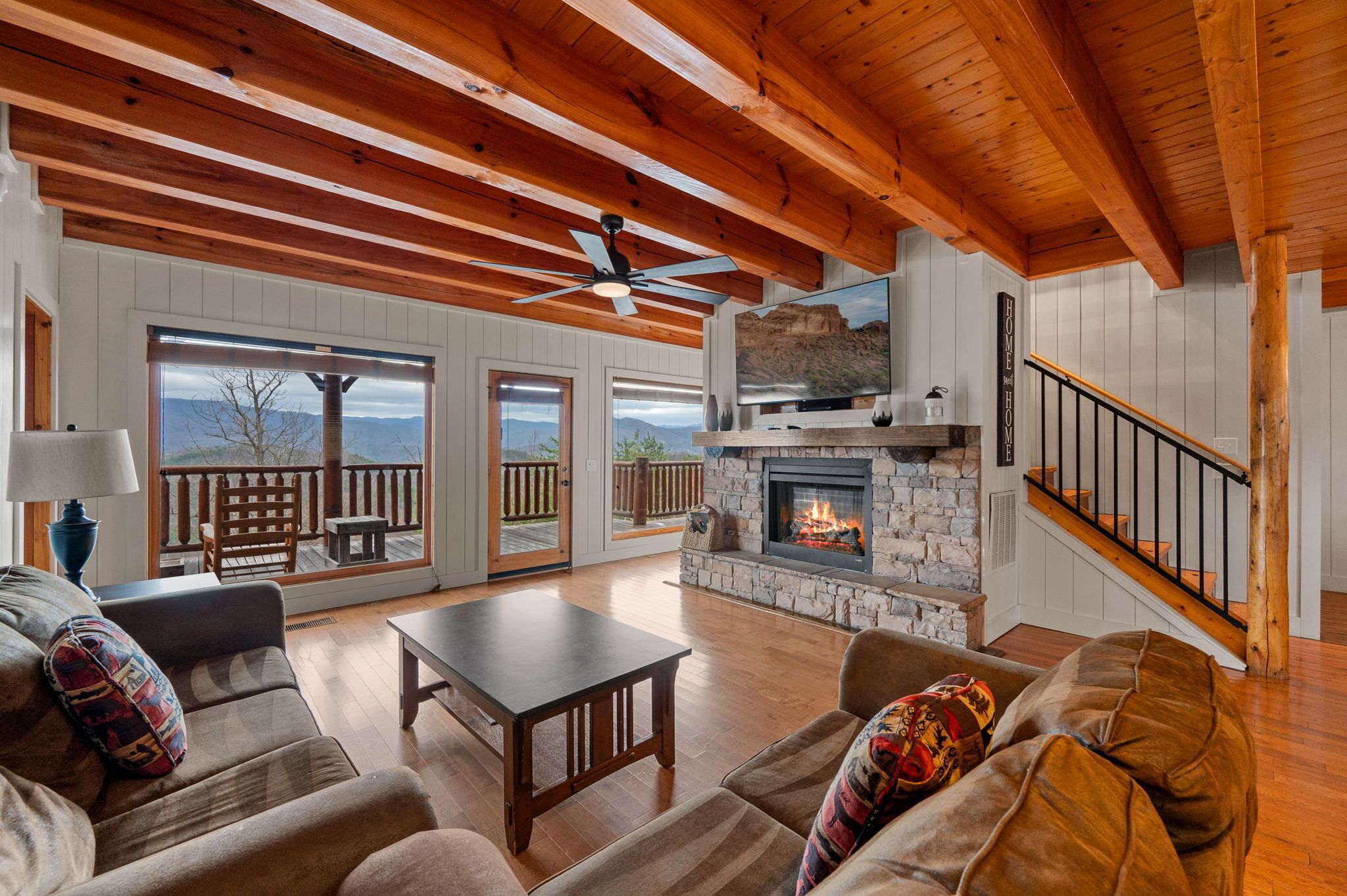 电视、壁炉、DVD 播放器、桌上足球