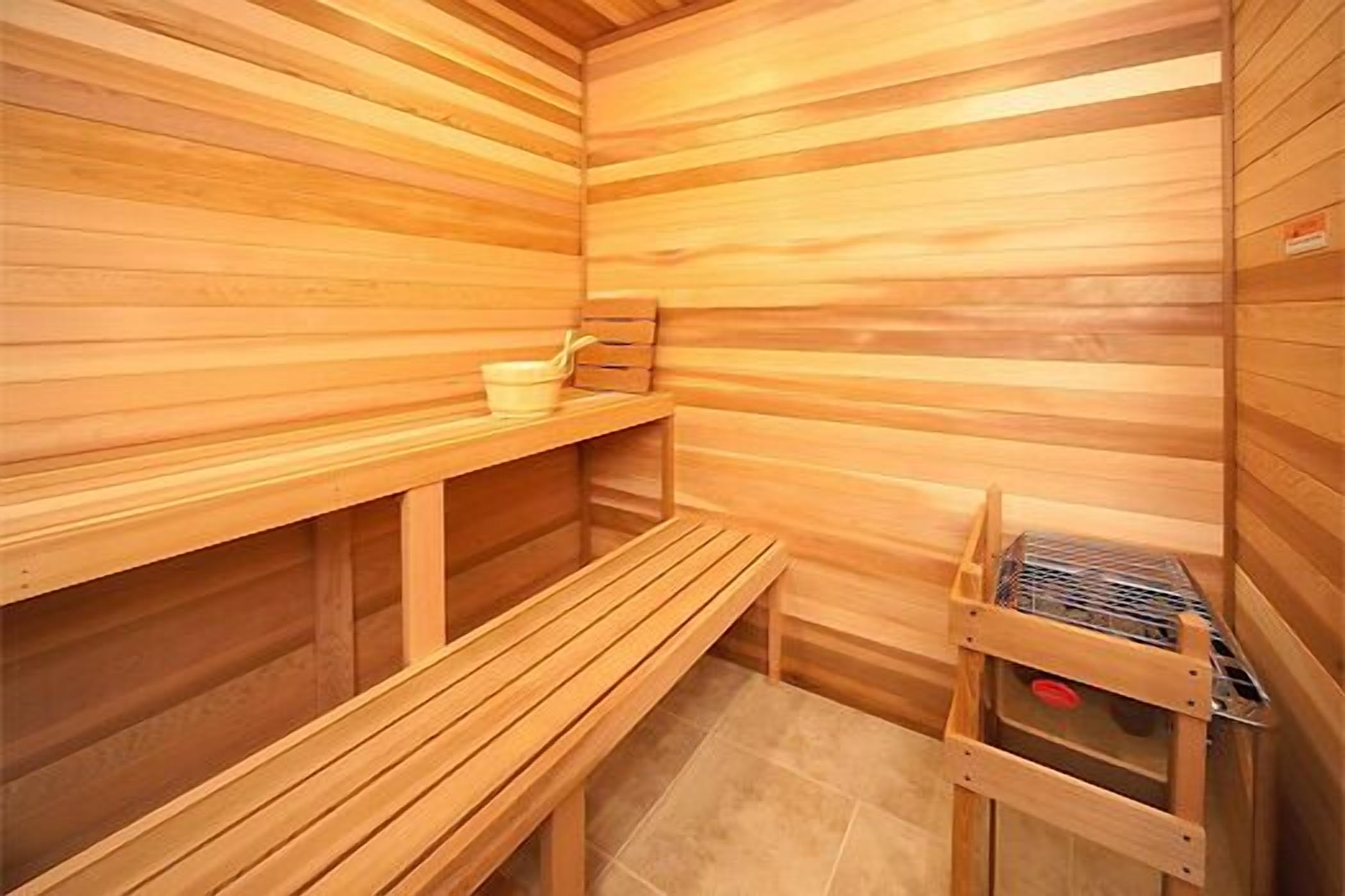 Eine Holzsauna mit Bänken und einem Handtuchhalter.