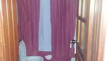 Regadera, toallas, jabón, papel de baño