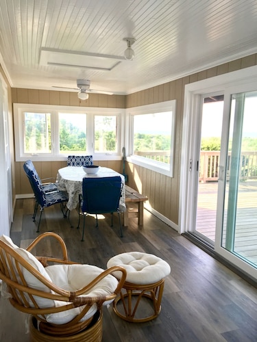 Beach Plum: Delightful beachfront cottage  perfect for couples and families.