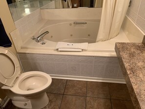 Combined shower/bathtub, jetted bath, towels, soap - The Wharf Resort in Hot Springs on Lake Hamilton, Great Location and Views (Lake Hamilton)