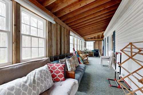 Tilava koti vain korttelin päässä rannalta! Golf & leikkipaikka lähistöllä - Koirat OK!