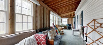 Tilava koti vain korttelin päässä rannalta! Golf & leikkipaikka lähistöllä - Koirat OK!