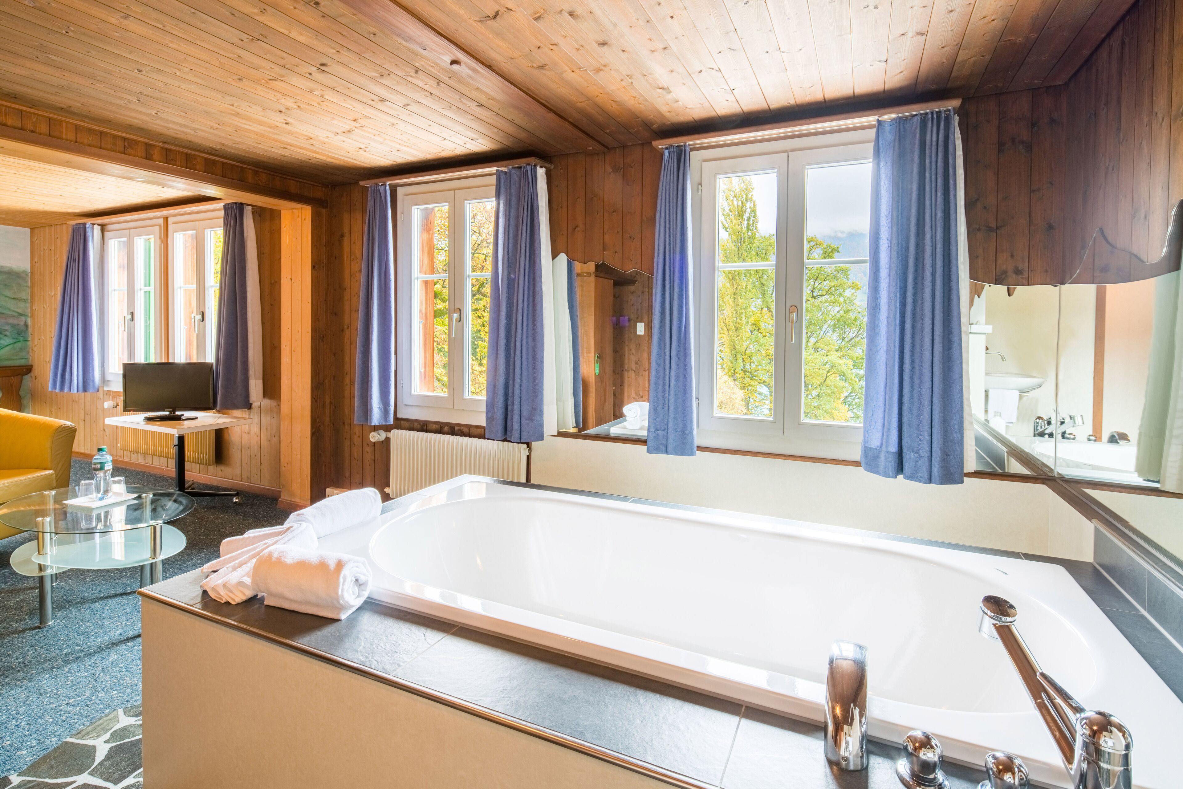 superior double room, non smoking, lake view | deep-soaking bathtub