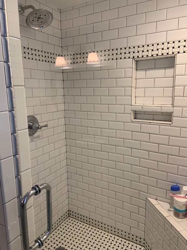 Combined shower/bathtub, hair dryer, towels, soap