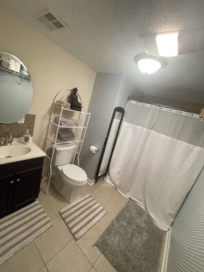 Douche, serviettes fournies, papier toilette