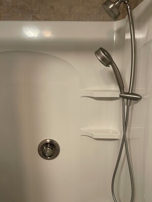 Douche, serviettes fournies, papier de toilette
