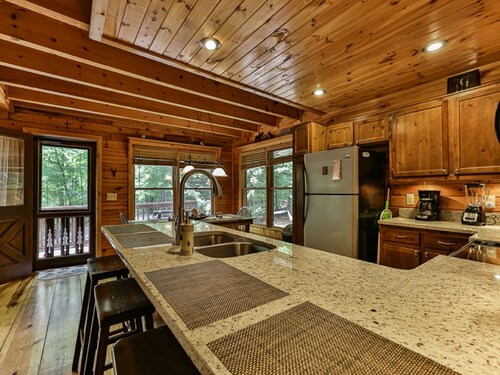 Mi Cabin - Tu Cabin - Hot Tub, Game Room