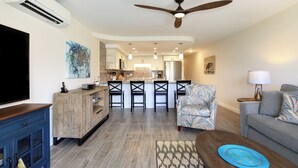 Smart TV, DVD player, table football, ping pong - Meticulously clean oceanview Kamaole Sands 2-206 (Kihei)