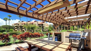 Outdoor dining - Meticulously clean oceanview Kamaole Sands 2-206 (Kihei)