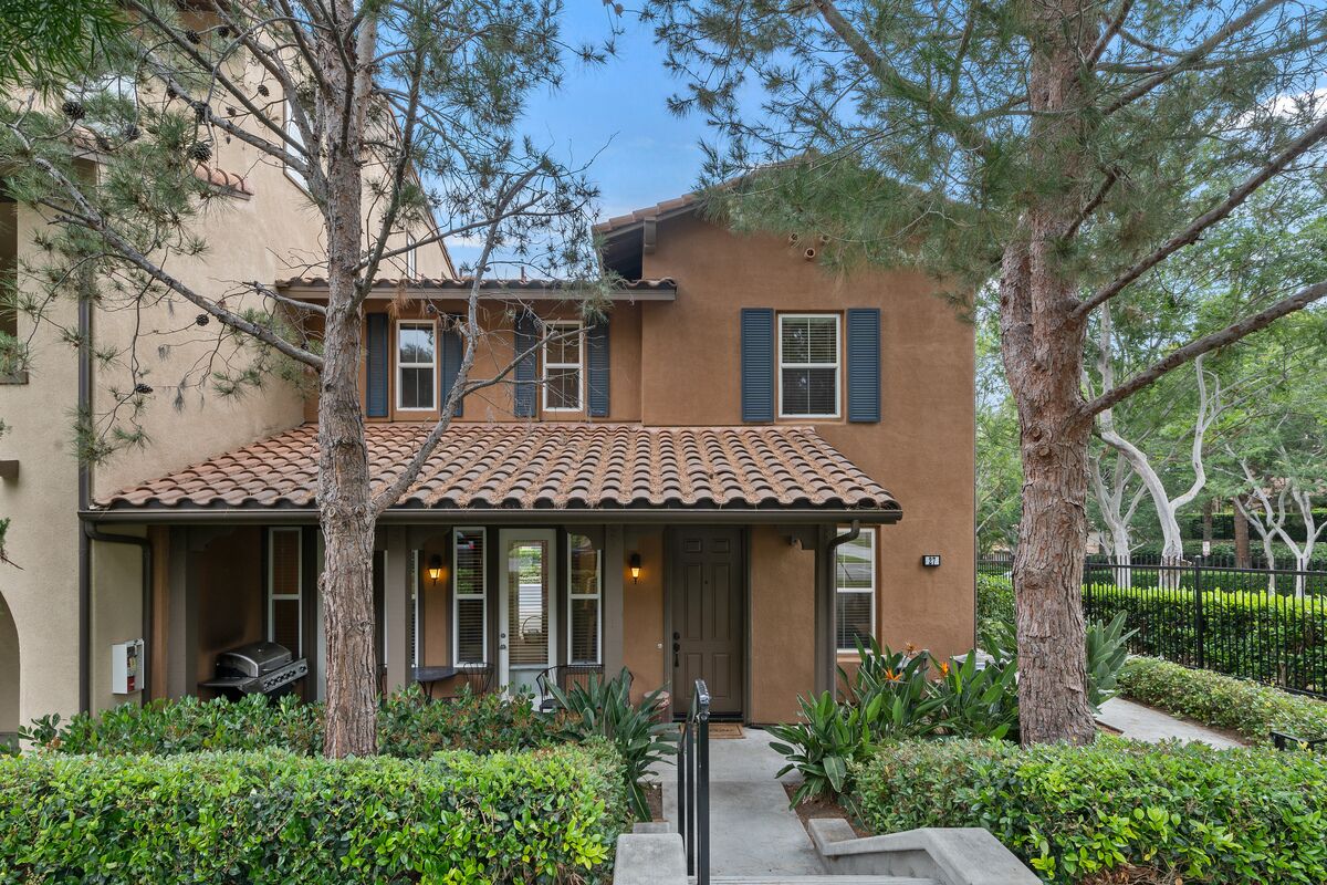 Beautiful Resort-Like 3 Bedroom / 3 Bathroom Irvine Quail Hill Condo!