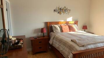 1 quarto, ferros/tábuas de passar roupa, berço de viagem