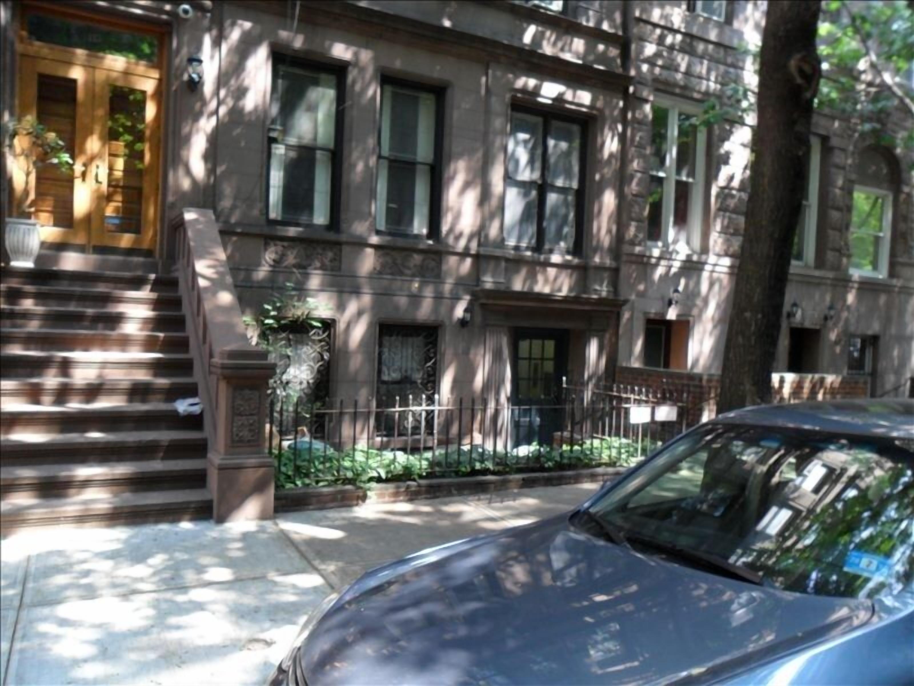 Ground Floor Studio Apt. Between Broadway and Columbus Ave 30 DAY Minimum Stay