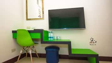 Quadruple Room | Desk, free WiFi, bed sheets