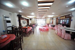 Daily local cuisine breakfast (TWD 100 per person)