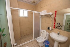 Dusche, kostenlose Toilettenartikel, Haartrockner, Hausschuhe