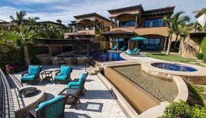 Una piscina cubierta, una piscina al aire libre