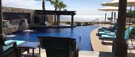 Inomhuspool och utomhuspool