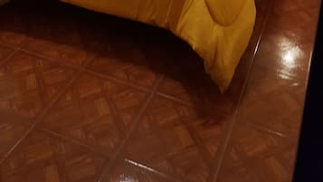 Escritorio y espacio para trabajar con laptop