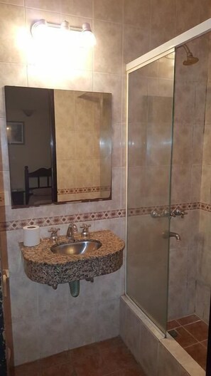 Ducha y bañera combinadas, cabezal de ducha tipo lluvia, bidé y toallas