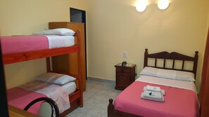 مكتب ومساحة عمل للكمبيوتر المحمول ومكواة/لوح كي وواي فاي مجانًا