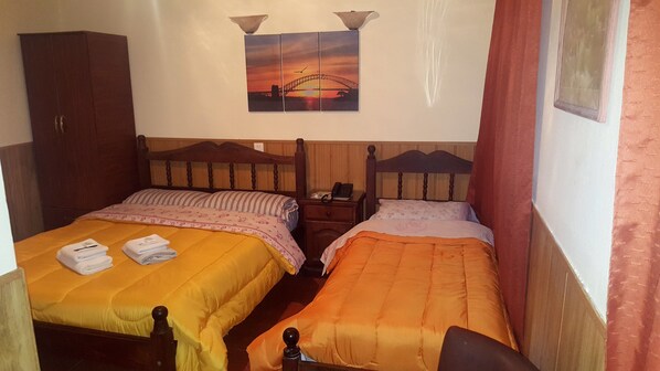 مكتب ومساحة عمل للكمبيوتر المحمول ومكواة/لوح كي وواي فاي مجانًا