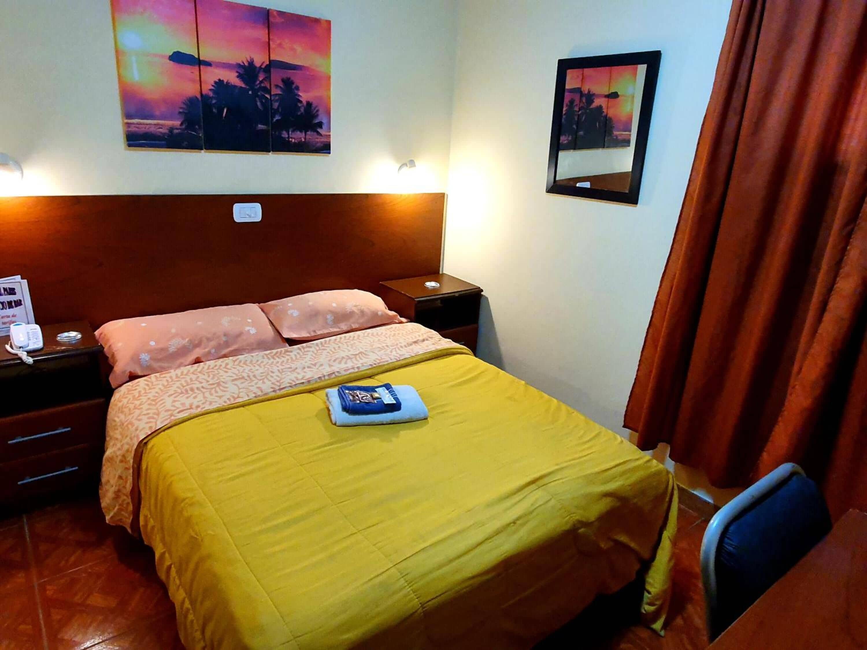 Schreibtisch, laptopgeeigneter Arbeitsplatz, Bügeleisen/Bügelbrett