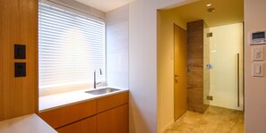 Refrigerador, microondas, cafetera expreso, tetera/pava eléctrica