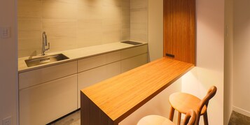 Premium Suite King | Private kitchen | Fridge, microwave, espresso maker, electric kettle