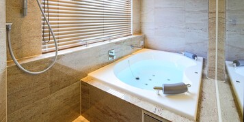 バスアメニティ (無料)、ヘアドライヤー、スリッパ、ビデ