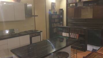 KĂŒhlschrank, Mikrowelle, Ofen, Herdplatte