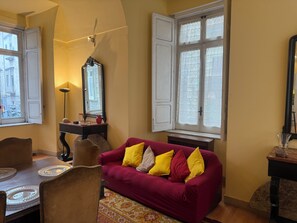 Smart TV, video games, DVD player, books - “THE ROYAL LIBRARY LOFT” in Aristocratic/Historical XVI Century Palace (Napoli)