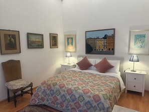 2 habitaciones, escritorio y tabla de planchar con plancha 