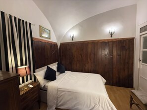 2 chambres, bureau, fer et planche à repasser, lit de bébé portatif