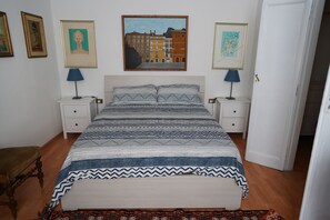 2 多间卧室、办公桌、熨斗/熨衣板、旅行婴儿床