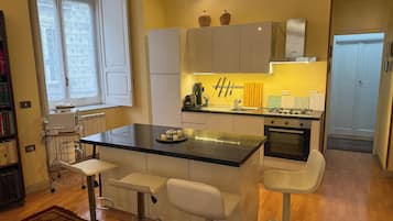 Frigorifero, microonde, forno, piano cottura