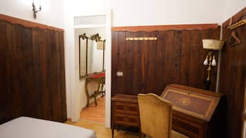 2 chambres, bureau, fer et planche à repasser, lit parapluie