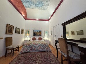 2 habitaciones, escritorio y tabla de planchar con plancha